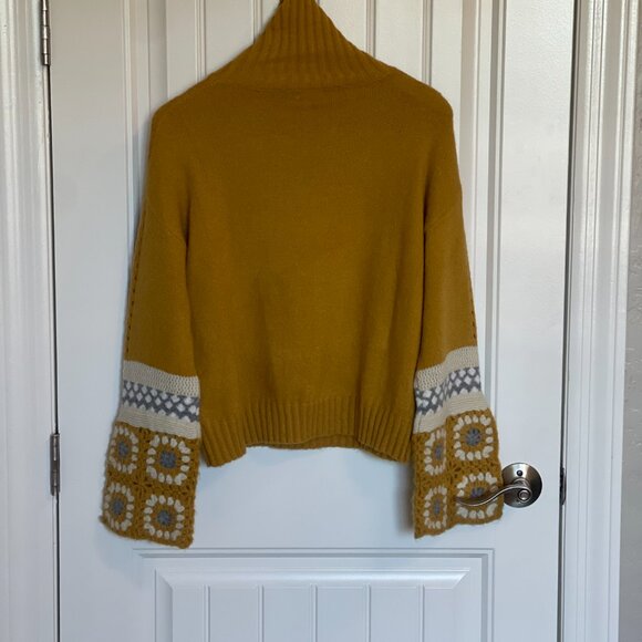 En Crème Gold Crochet Sleeve Turtleneck Sweater - S/M - Picture 6 of 9